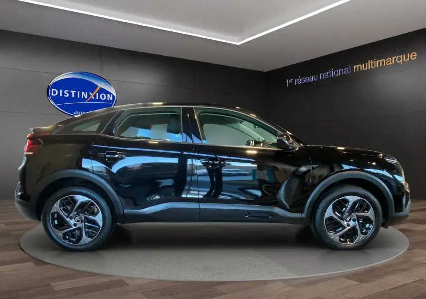 Profil droit d'une Citroën C4 BlueHDi 130 Plus EAT8 noire Perla Nera avec jantes alliage et lignes fluides.