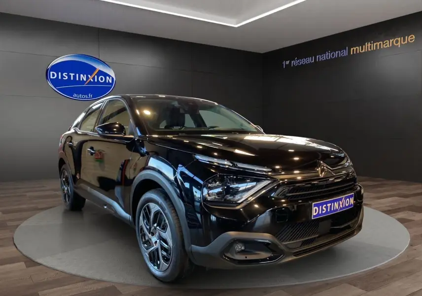 Citroën C4 BlueHDi 130 Plus EAT8 noir Perla Nera en 3/4 avant droit avec jantes alliage et signature lumineuse LED.