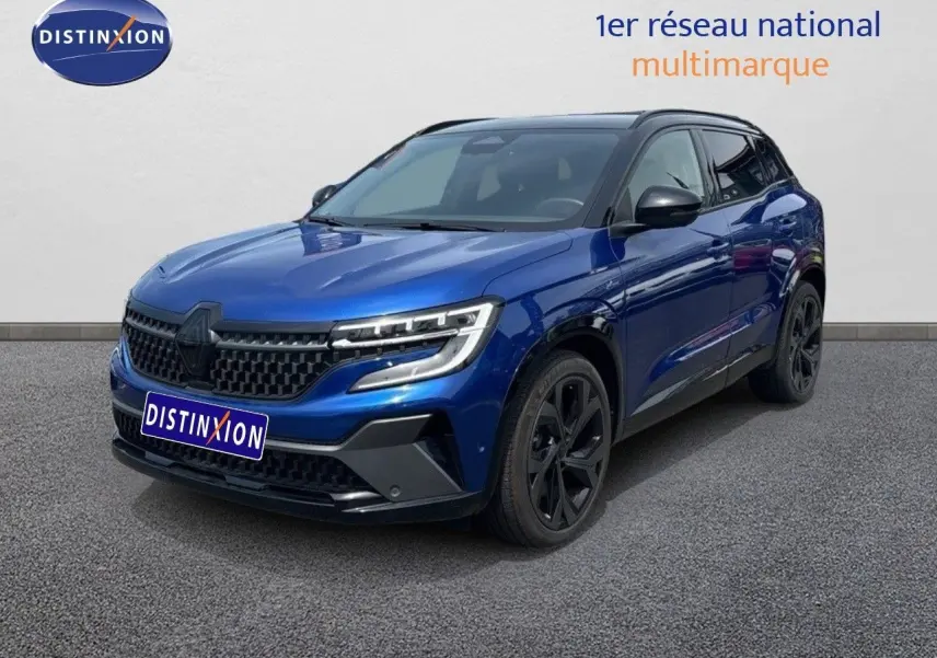 Renault Austral 2024 bleu Iron avec toit noir, vue 3/4 avant mettant en valeur ses jantes noires et calandre moderne.