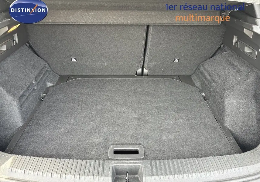 Coffre vide vu de l'arrière d'un Renault Austral 2024 bleu Iron avec toit noir, version hybride 1.2E-TECH.