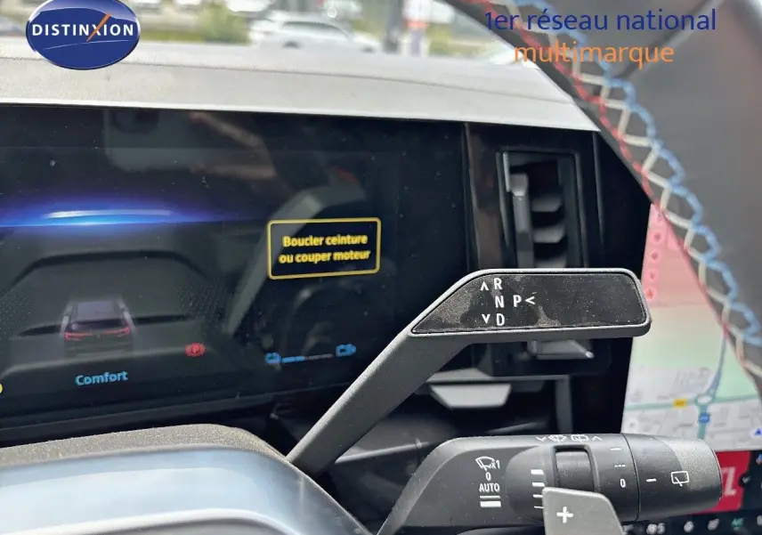 Le levier de vitesses automatique en gros plan dans l'habitacle du Renault Austral bleu iron avec toit noir.