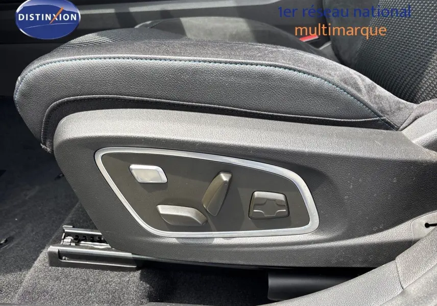 Commandes de réglage électrique du siège avant droit du Renault Austral 2024 finition Iconic Esprit en tissu noir avec surpiqûres bleues.