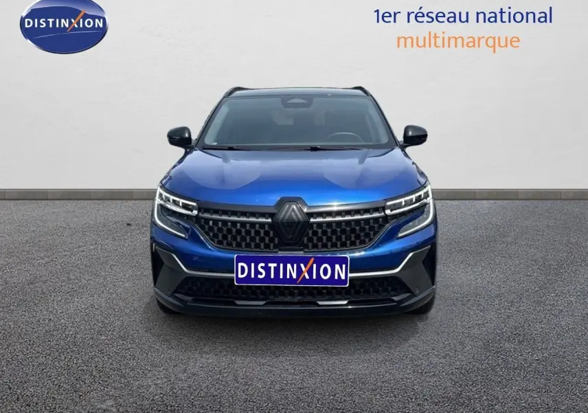 Vue de face du Renault Austral 2024 en bleu Iron avec toit noir, mettant en valeur sa calandre moderne et ses phares LED.