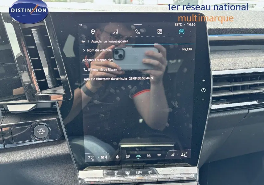 Écran tactile central du tableau de bord du Renault Austral 2024, affichant les connexions Bluetooth et commandes climatisation.