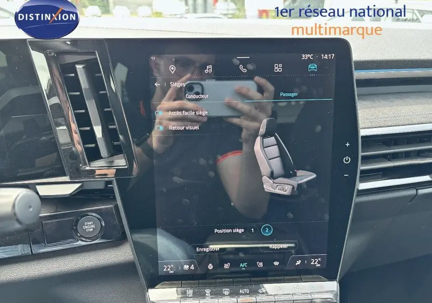 Écran tactile central affichant les réglages des sièges dans l'habitacle du Renault Austral 2024 bleu iron avec toit noir.