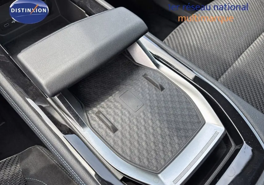 Détail de la console centrale avec accoudoir et surface de recharge sans fil du Renault Austral 2024 finition Iconic.