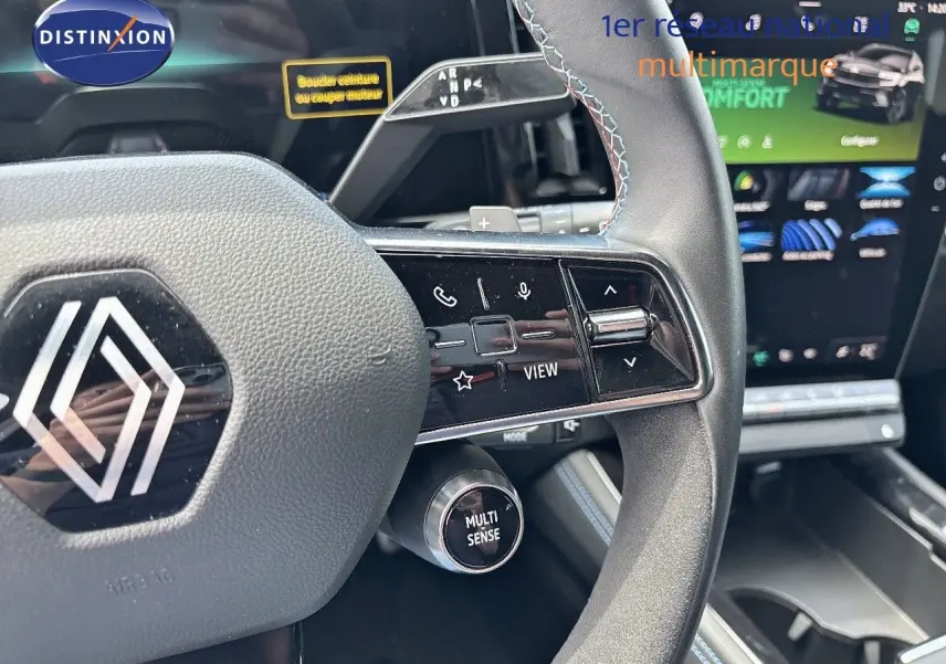 Détail du volant avec commandes multifonctions et bouton Multi Sense du Renault Austral 2024 hybride, intérieur noir.