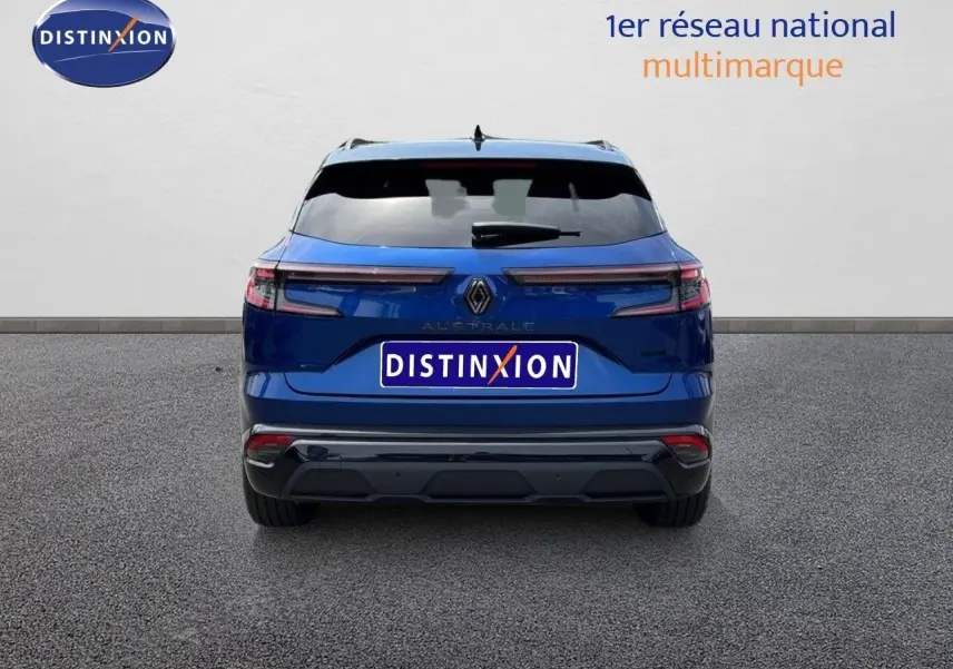 Vue arrière d'un Renault Austral 2024 bleu Iron avec toit noir, mettant en valeur ses feux LED horizontaux et son logo central.