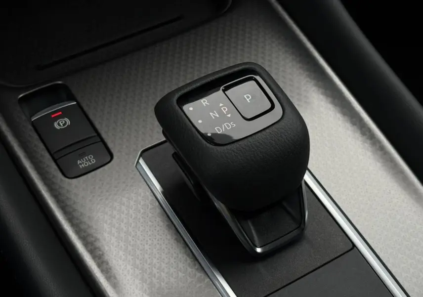 Gros plan sur le levier de vitesses automatique noir et la commande de frein à main électrique du Nissan Qashqai 2024.