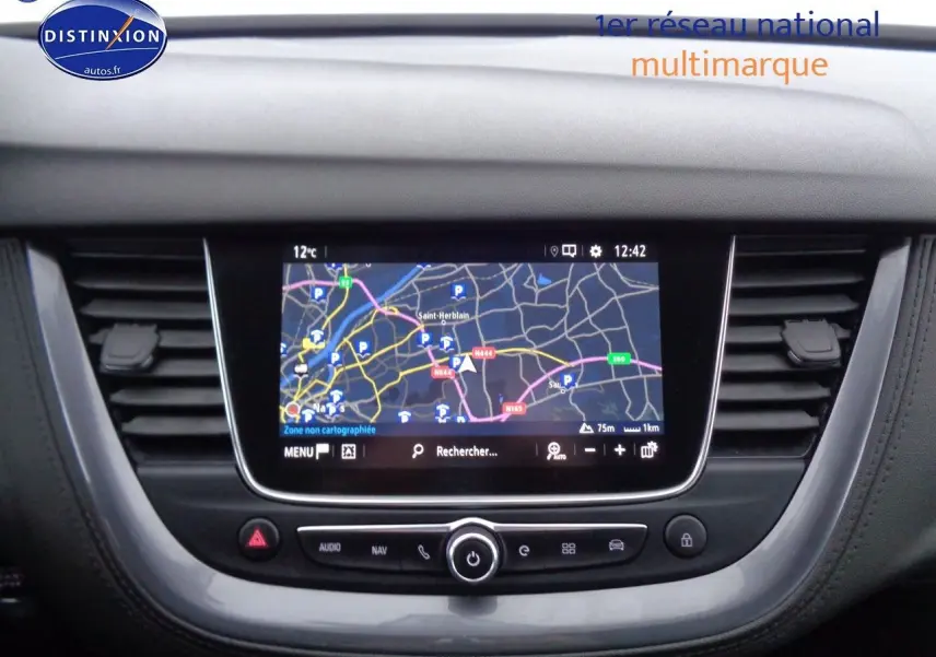 Écran central tactile du tableau de bord de l'Opel Grandland X blanc nacré, affichant la navigation GPS.