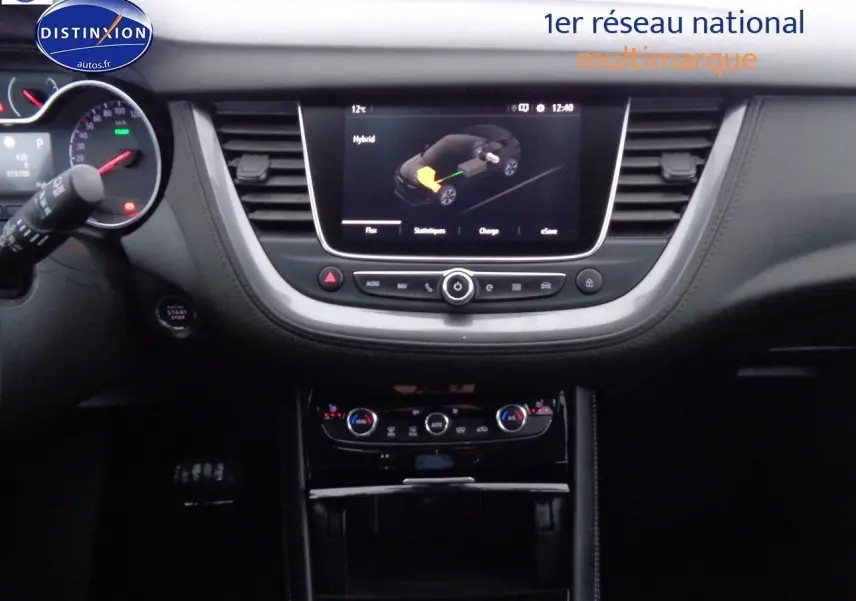 Intérieur noir de l'Opel Grandland X 1.6 Hybrid Turbo 300, tableau de bord avec écran tactile affichant le mode hybride.