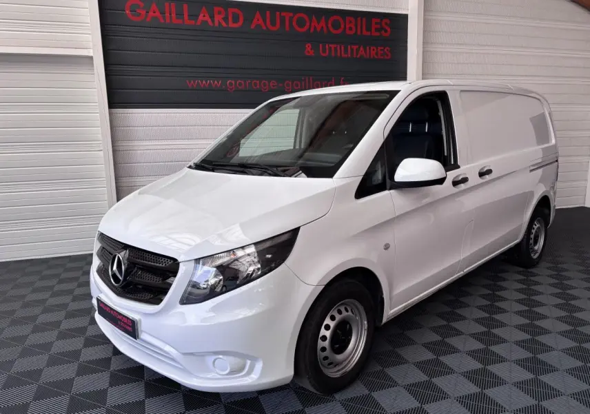 Vue 3/4 avant droit d’un utilitaire Mercedes Vito blanc 111 CDI Compact avec porte latérale et hayon fermé.