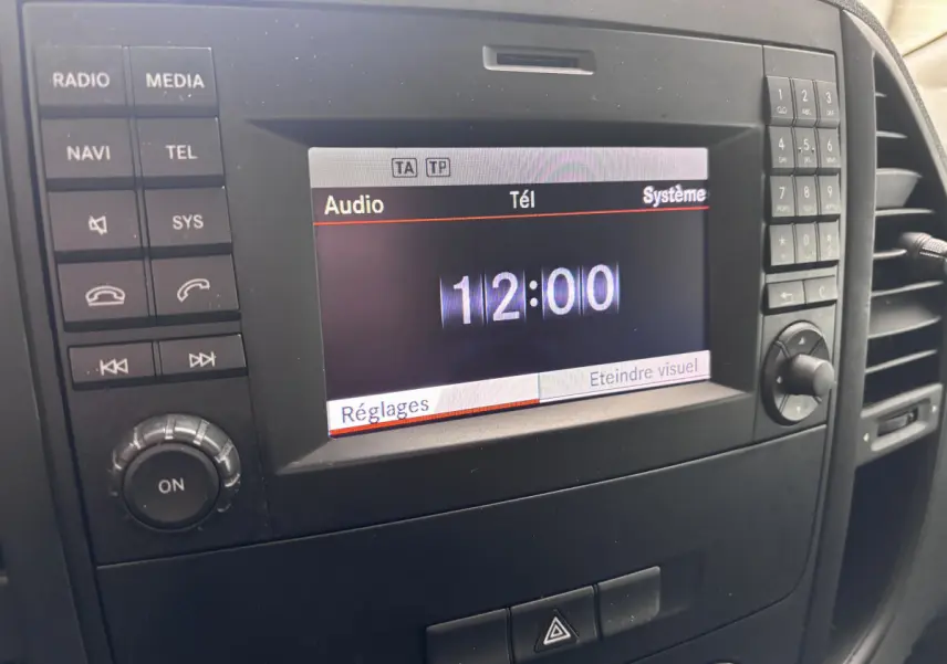 Affichage central du système multimédia du Mercedes Vito 111 CDI 2016, avec écran digital et commandes autour.