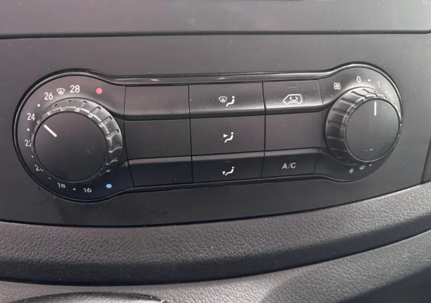 Commandes de climatisation semi-automatique du Mercedes Vito blanc 111 CDI Compact, vue rapprochée du tableau de bord.