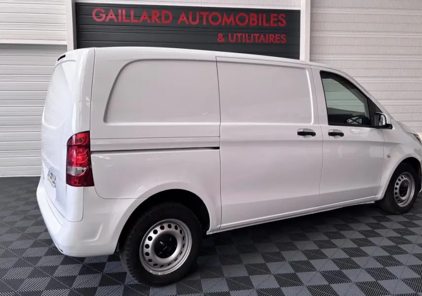 Vue 3/4 arrière droite d’un utilitaire Mercedes Vito blanc 111 CDI Compact avec hayon et 2 portes latérales.
