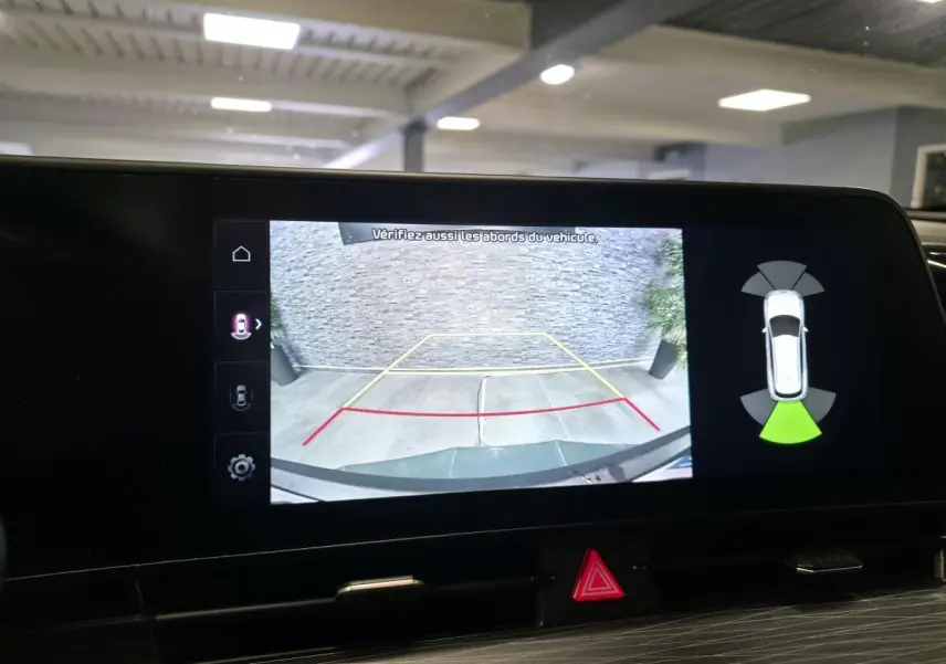 Affichage de la caméra de recul et des capteurs de stationnement du Kia Sportage noir, vue intérieure du tableau de bord