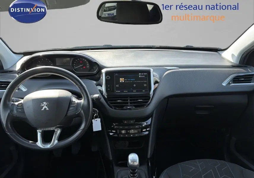Intérieur de la Peugeot 2008 2019 en gris platinium, vue frontale sur le tableau de bord et volant multifonction.