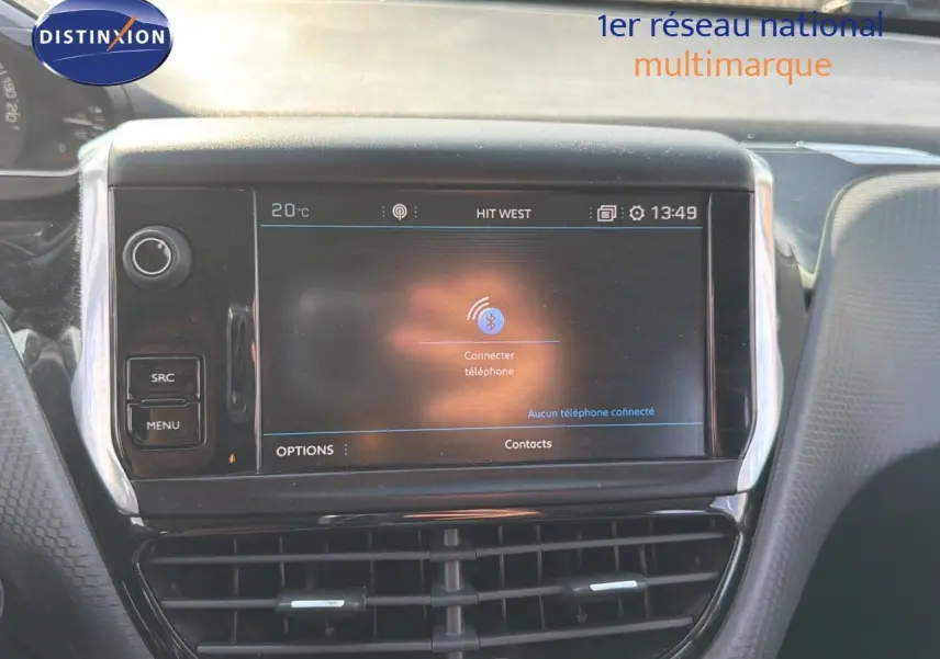Écran tactile central de la Peugeot 2008 gris platinium, affichant la connexion Bluetooth au tableau de bord.