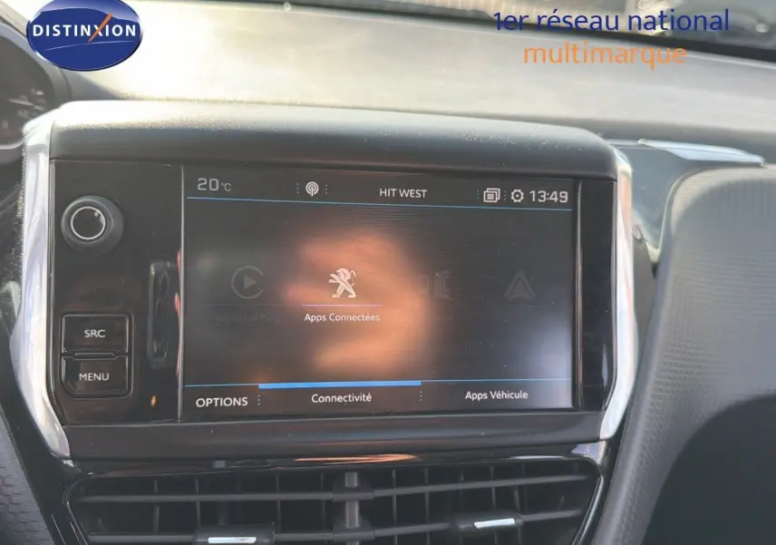 Écran tactile central du tableau de bord du Peugeot 2008 2019 avec interface connectée et commandes autour.