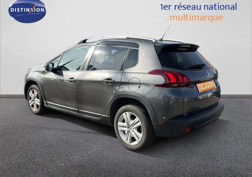Peugeot 2008 gris platinium vue 3/4 arrière côté gauche, avec feux arrière LED et toit ouvrant.