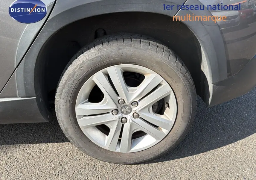 Gros plan sur la roue avant gauche gris platinium d'un Peugeot 2008 1.2 PureTech 130 Signature de 2019.