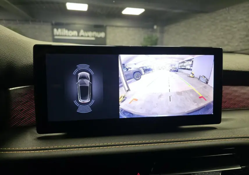 Écran central du tableau de bord affichant la caméra de recul et le capteur de stationnement de l'Alfa Romeo Tonale gris.