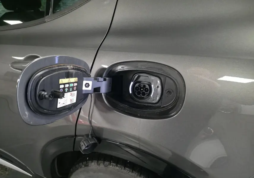 Vue rapprochée sur la porte côté gauche de l'Alfa Romeo Tonale gris métallisé, mettant en valeur la poignée intégrée.