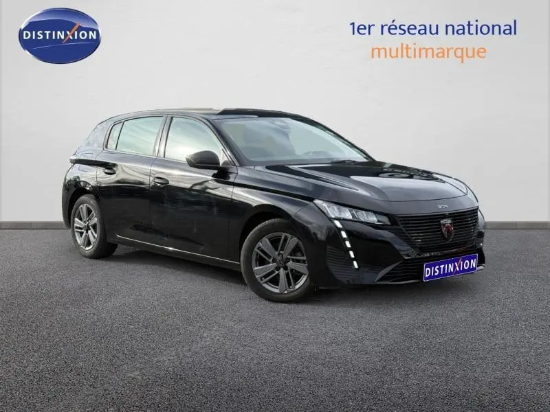Peugeot 308 noir Perla Nera vue en 3/4 avant droit, avec calandre noire et feux LED verticaux distinctifs.