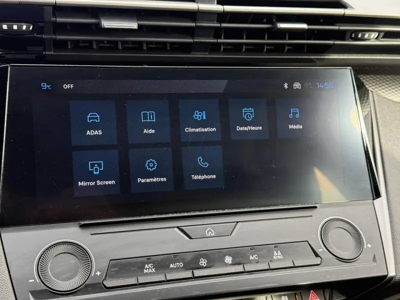 Écran tactile central du tableau de bord de la Peugeot 308 2024 noir Perla Nera, affichant les menus climatisation et médias.