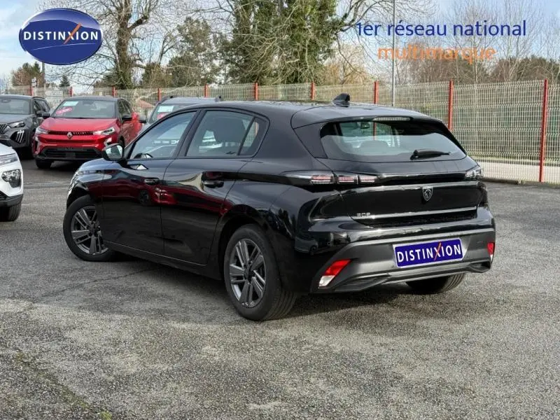 Peugeot 308 2024 noir Perla Nera vue 3/4 arrière droit, avec feux arrière distinctifs et jantes alliage.