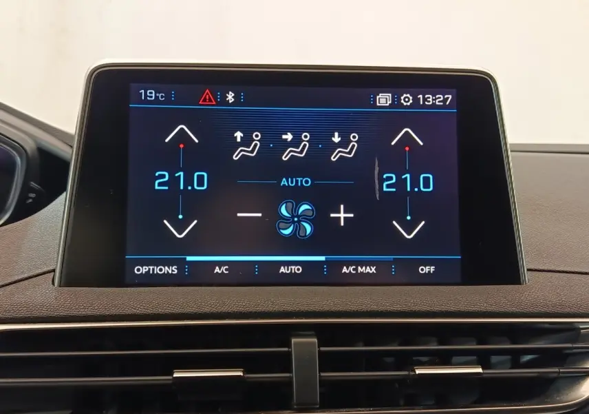 Écran tactile central affichant la climatisation digitale du Peugeot 5008 GT, intérieur noir et tableau de bord gris.