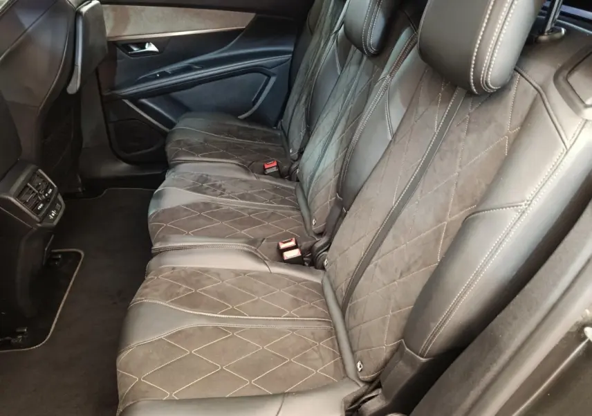 Vue latérale droite des sièges arrière en cuir et alcantara avec surpiqûres contrastées du Peugeot 5008 GT gris clair.