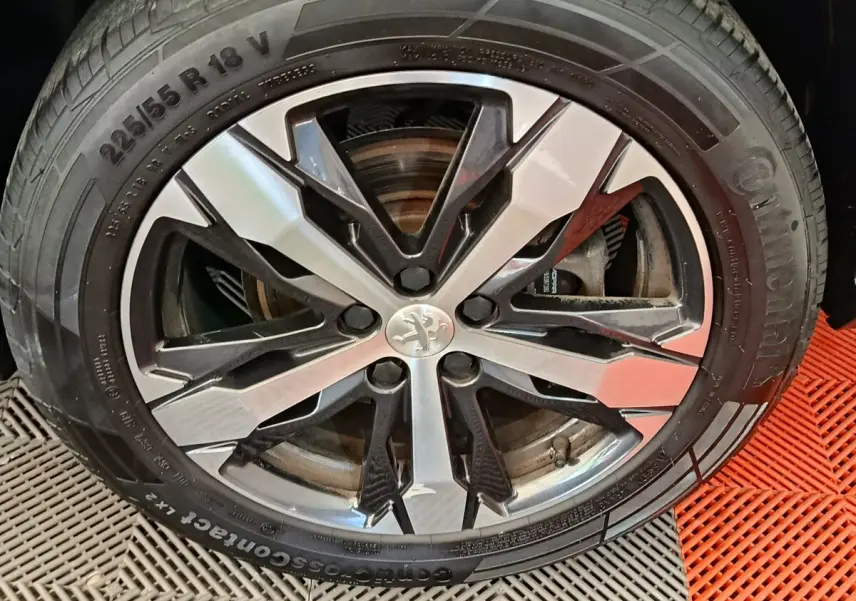 Gros plan sur la jante alliage bicolore et pneu Continental 225/55 R18 d’un Peugeot 5008 gris clair.