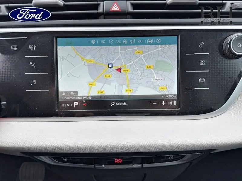 Vue rapprochée de l'écran tactile du système de navigation de la Citroën C4 Spacetourer gris Platinium, affichant une carte GPS.