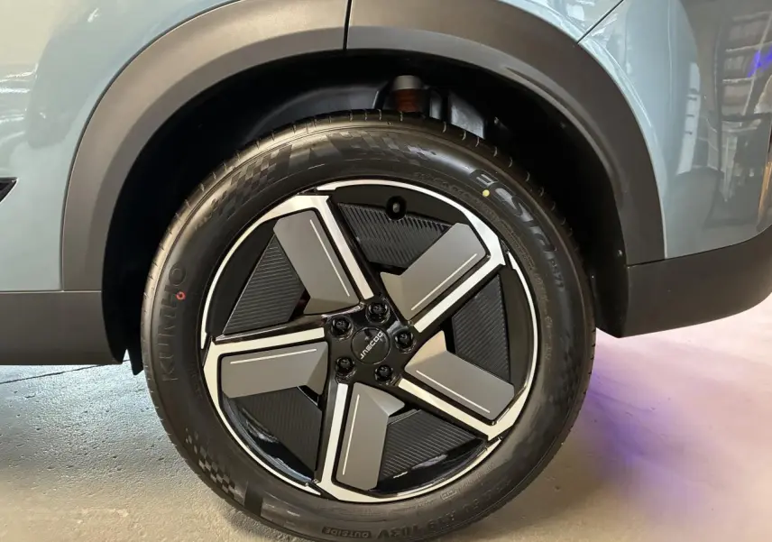 Gros plan sur la roue avant gauche du SUV JAECOO J7 gris olive, avec jante alliage noire et grise au design moderne.