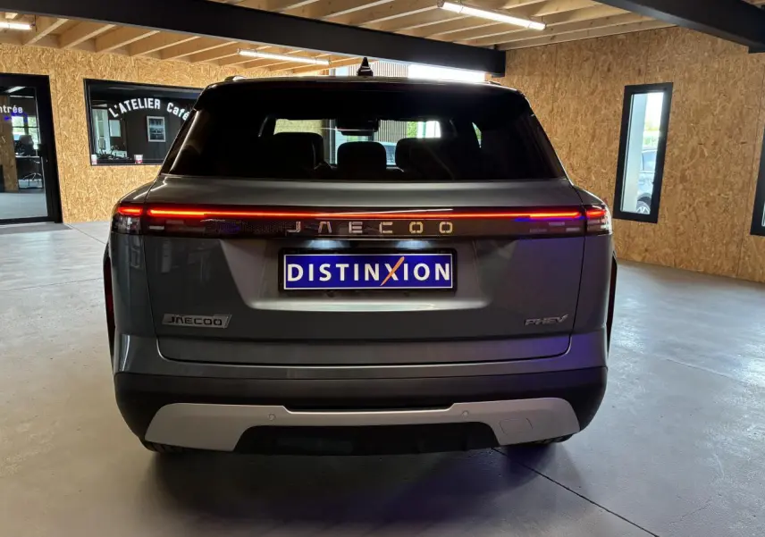 Vue arrière du SUV JAECOO J7 gris olive avec feux LED continus et plaque d'immatriculation Distinxion.