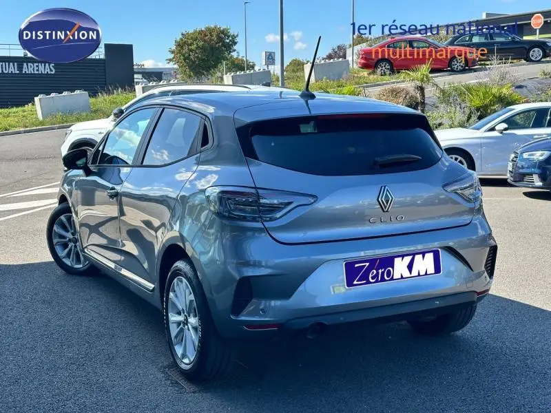 Vue 3/4 arrière gauche d'une Renault Clio gris Rafale avec feux arrière LED et vitres teintées.