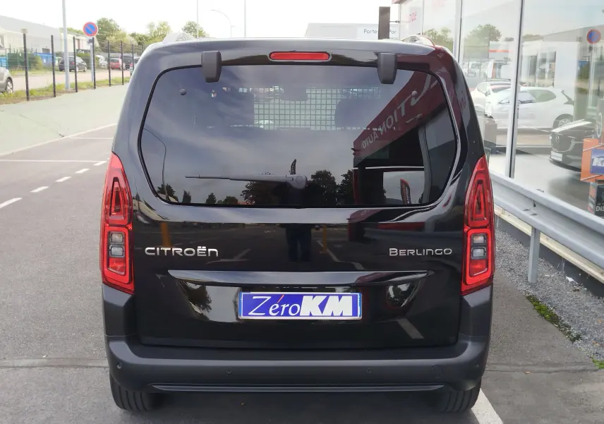 Vue arrière d'un Citroën Berlingo noir Perla Nera métal avec feux rouges et plaque d'immatriculation Zero KM.