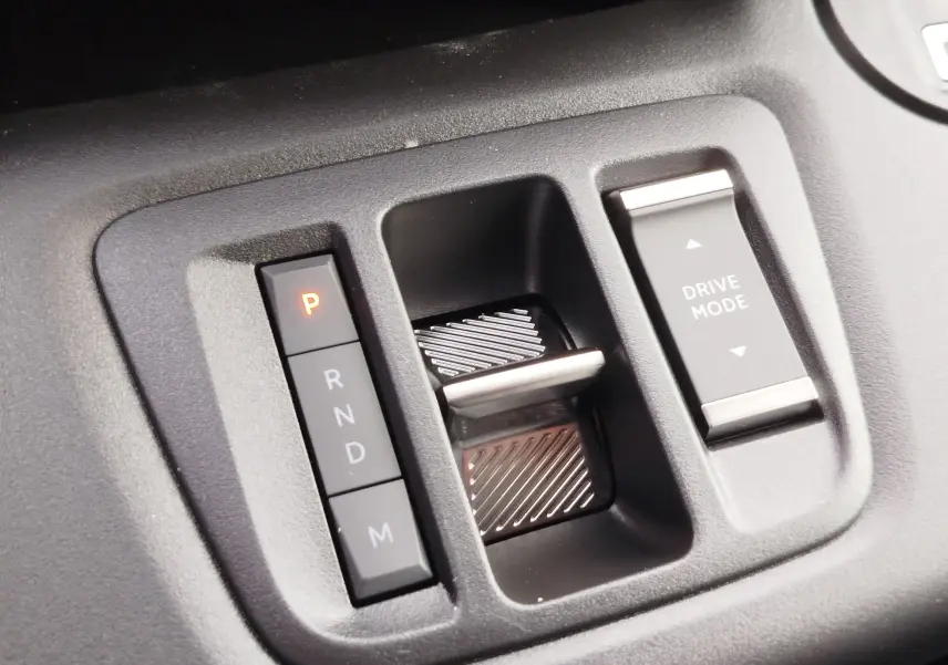 Gros plan sur la commande de boîte automatique noire du Citroën Berlingo 2025 avec sélecteur P, R, N, D, M et bouton Drive Mode.