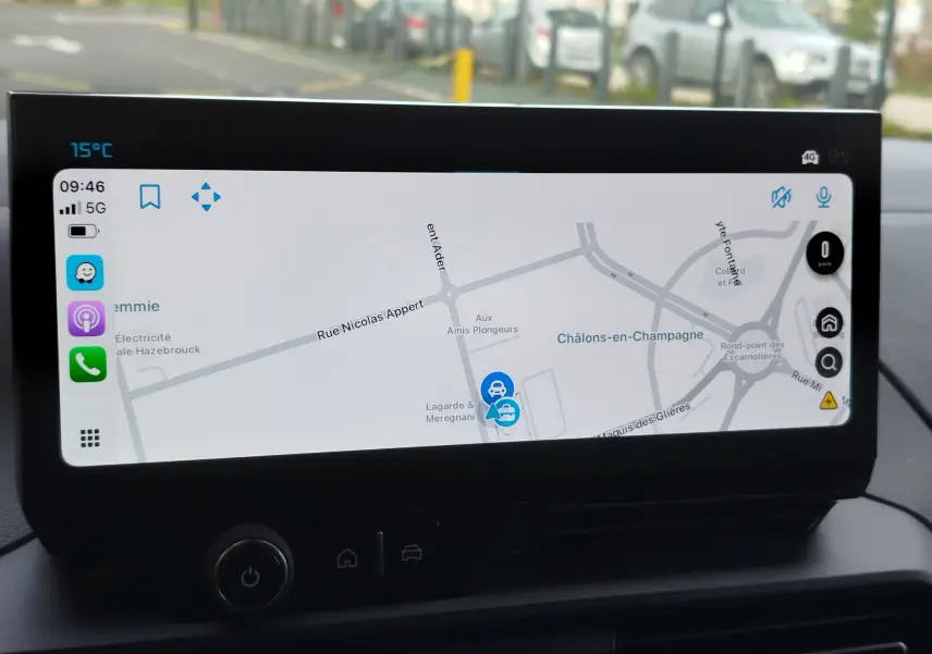 Écran tactile central du tableau de bord du Citroën Berlingo 2025 affichant la navigation GPS en mode clair.