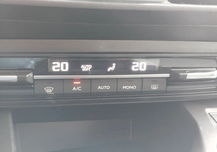 Panneau de commande de climatisation digitale affichant 20°C double zone dans un Citroën Berlingo noir Perla Nera.