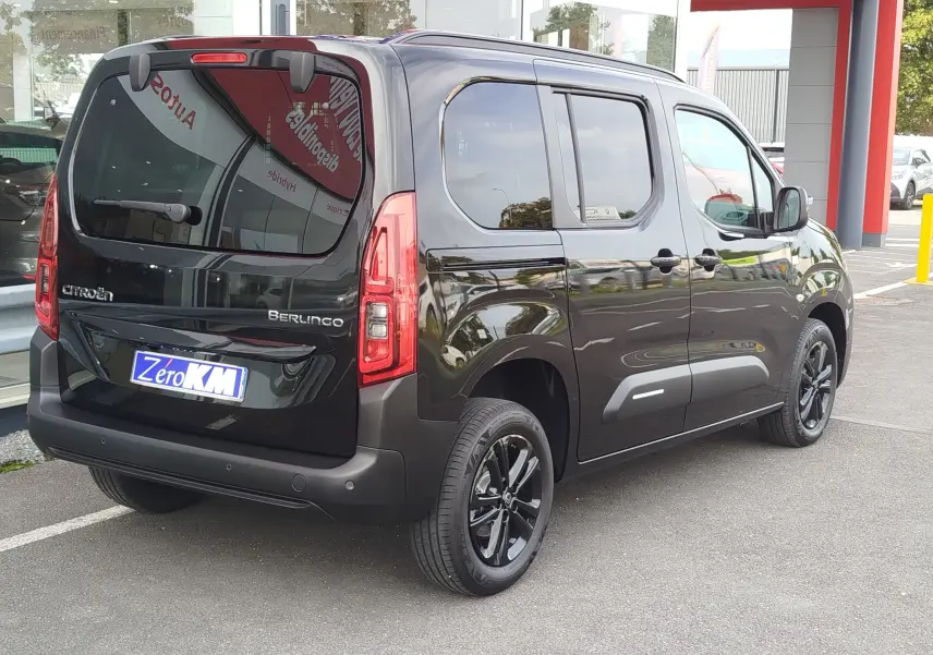 Vue 3/4 arrière droite du Citroën Berlingo noir Perla Nera avec jantes noires et vitres teintées.