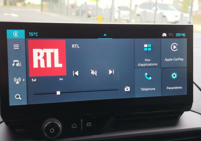 Écran tactile central du tableau de bord du Citroën Berlingo 2025 affichant la radio RTL et les options Apple CarPlay et téléphone.