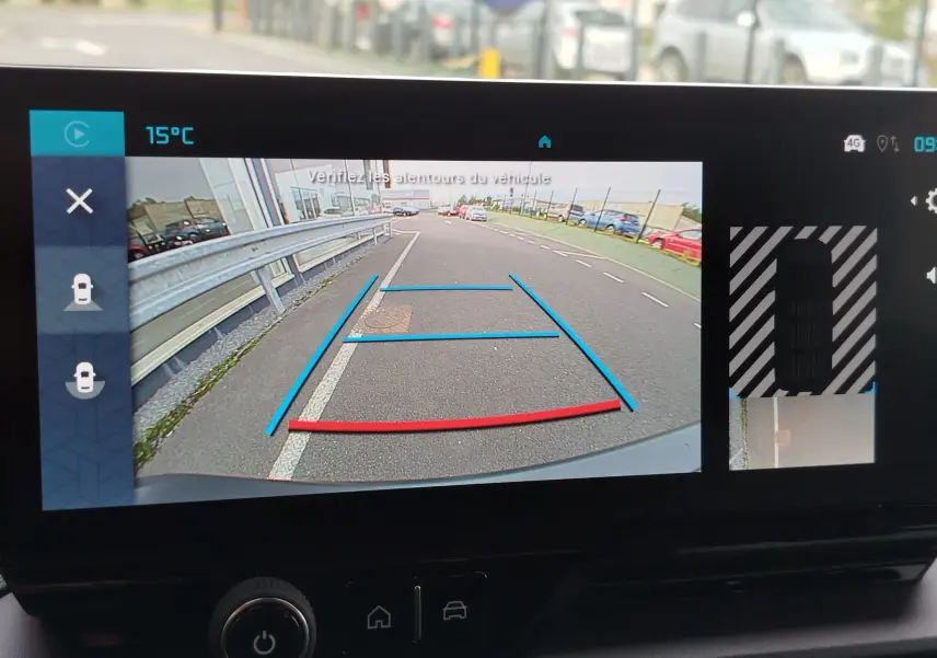 Affichage de la caméra de recul du Citroën Berlingo noir Perla Nera, avec lignes de guidage en bleu et rouge sur l'écran tactile.