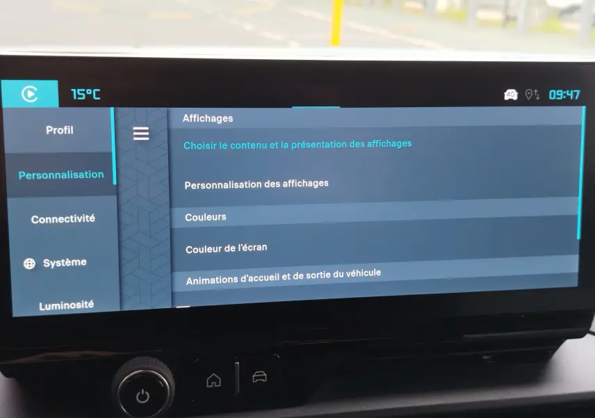 Écran tactile central du Citroën Berlingo 2025 affichant le menu de personnalisation des couleurs et des affichages.