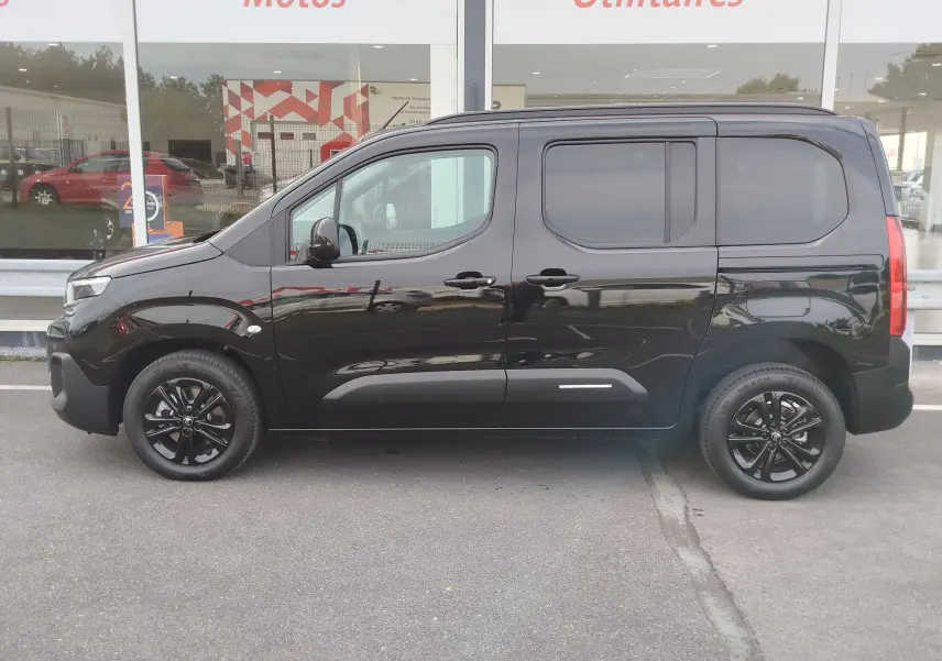 Profil côté gauche d'un Citroën Berlingo noir Perla Nera 2025 avec jantes noires et vitres teintées.
