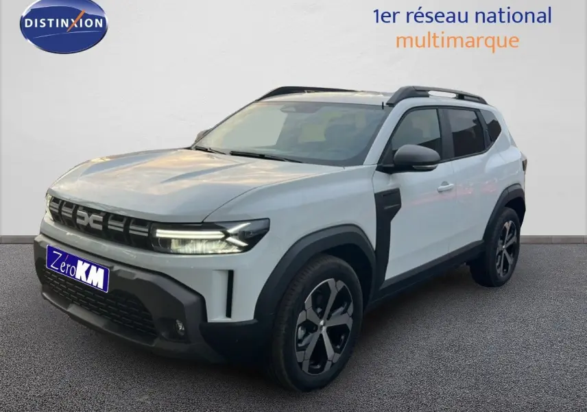 SUV Dacia Duster blanc glacier en 3/4 avant droit avec jantes bi-ton et détails noirs contrastants.