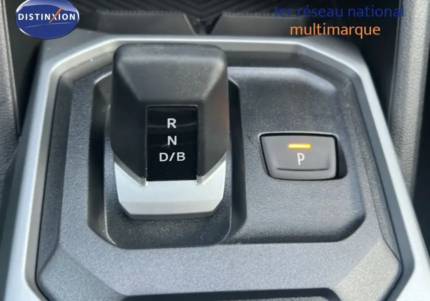 Gros plan sur le levier de vitesses automatique et bouton de stationnement du Dacia Duster blanc glacier 2025.