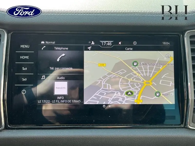 Écran tactile central du Skoda Kodiaq bleu lave, affichant la navigation et les options multimédia.