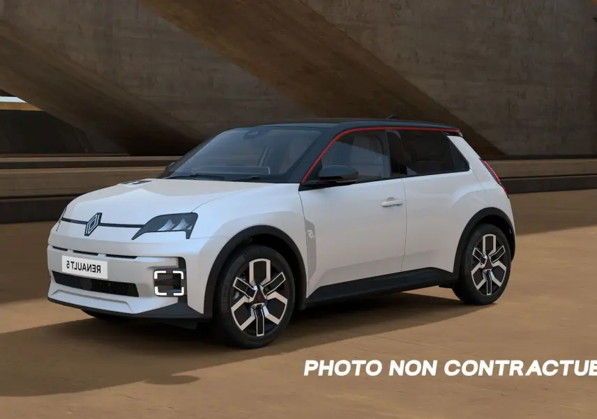 Renault R5 E-Tech blanc nacré et noir, vue 3/4 avant droite, toit noir avec bande rouge et jantes stylisées.